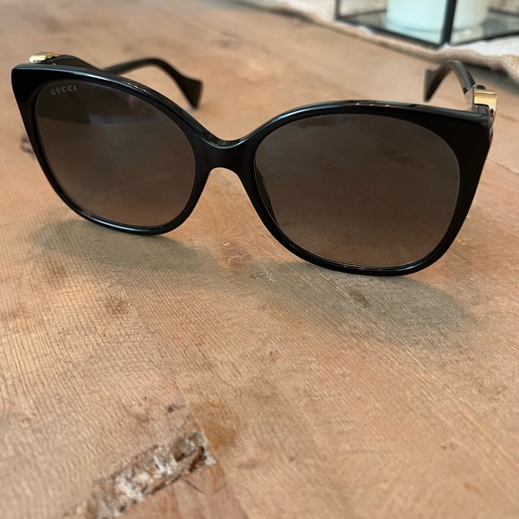 Authentic🔥Black Gucci oversized sunglasses, gently used- with case - Picture 3 of 4
